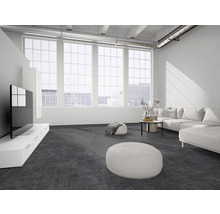 Helles, geräumiges Wohnzimmer im Loft-Stil mit anthrazitfarbenem Teppichboden, weißem Ecksofa, TV-Board und großen Fenstern im Industriedesign.