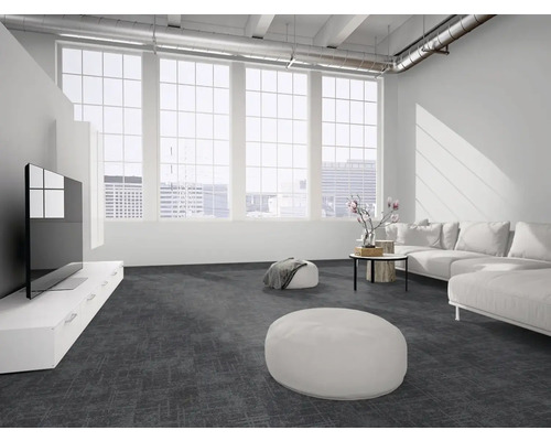 Helles, geräumiges Wohnzimmer im Loft-Stil mit anthrazitfarbenem Teppichboden, weißem Ecksofa, TV-Board und großen Fenstern im Industriedesign.