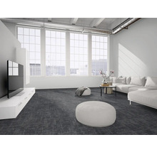 Helles Loft-Wohnzimmer mit dunkelgrauem gemustertem Teppichboden, weißem Sofa, großen Fenstern und industriellen Deckenrohren.