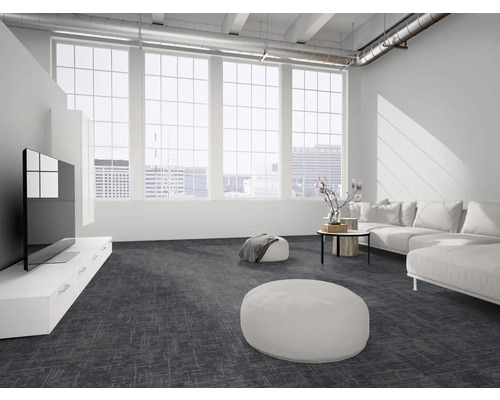 Helles Loft-Wohnzimmer mit dunkelgrauem gemustertem Teppichboden, weißem Sofa, großen Fenstern und industriellen Deckenrohren.