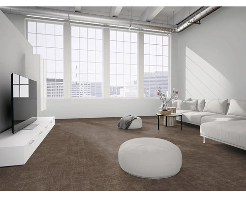 Moderner, heller Wohnraum im Loftstil mit dunkelbraunem Teppichboden, weißem Sofa und großen Fenstern.