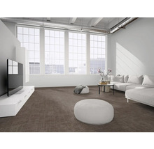 Modernes helles Wohnzimmer mit braunem gemustertem Teppichboden weißem Sofa und großen Fenstern im industriellen Stil.