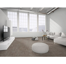 Hell eingerichtetes Wohnzimmer im Loft-Stil mit strukturiertem braunem Bodenbelag, weißem Sofa und großen Fenstern.
