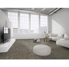 Modernes Wohnzimmer mit braun gemusterten Teppichfliesen, weißem Sofa und großen Fenstern.