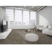 Moderner braun gemusterter Teppichboden in einem hellen Wohnzimmer im Industriestil mit weißem Sofa, großen Fenstern und minimalistischen Möbeln.