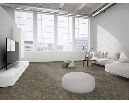 Moderner braun gemusterter Teppichboden in einem hellen Wohnzimmer im Industriestil mit weißem Sofa, großen Fenstern und minimalistischen Möbeln.