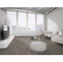 Modernes Wohnzimmer mit hellbraunem, strukturiertem Teppichboden, großen Fenstern, weißen Möbeln und industriellen Deckenrohren.
