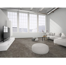 Moderner, heller Wohnraum mit großflächigem, dunkelgrauem Teppichboden, weißem Sofa, Poufs und großen Fenstern.