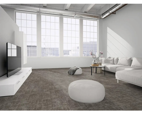 Moderner, heller Wohnraum mit großflächigem, dunkelgrauem Teppichboden, weißem Sofa, Poufs und großen Fenstern.
