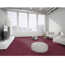 Modernes Wohnzimmer im Loft-Stil mit Teppichboden, Sofa, flachem TV-Schrank und großer Fensterfront.