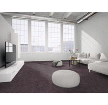 Modernes Wohnzimmer im hellen Loft mit dunkellila Teppichboden, großen Fenstern, weißem Ecksofa und Sideboard.