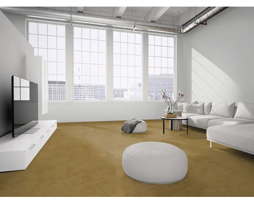 Moderner Wohnraum mit ockerfarbenem Teppichboden, weißem Sofa und großen Fensterfronten im Loft-Stil.
