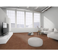 Modernes, helles Loft-Wohnzimmer mit großen Fenstern, industriellen Deckenrohren, weißen Möbeln und einem vollflächigen braunen Teppichboden.