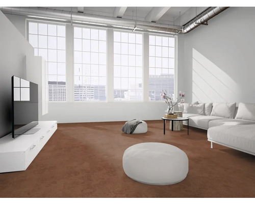 Modernes, helles Loft-Wohnzimmer mit großen Fenstern, industriellen Deckenrohren, weißen Möbeln und einem vollflächigen braunen Teppichboden.