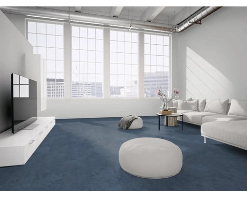 Modernes Wohnzimmer mit dunkelblauem Teppichboden, weißem Sofa, TV-Board und industriellen Deckenelementen.
