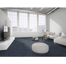 Modernes Wohnzimmer im Loft-Stil mit einem dunkelblauen Teppichboden, einem hellgrauen Sofa und großen Fensterfronten.