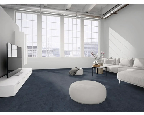Modernes Wohnzimmer im Loft-Stil mit einem dunkelblauen Teppichboden, einem hellgrauen Sofa und großen Fensterfronten.