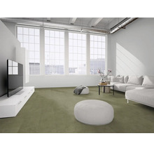 Helles, geräumiges Wohnzimmer im Loft-Stil mit olivgrünem Teppichboden, weißem Sofa, großen Fenstern und moderner Einrichtung.