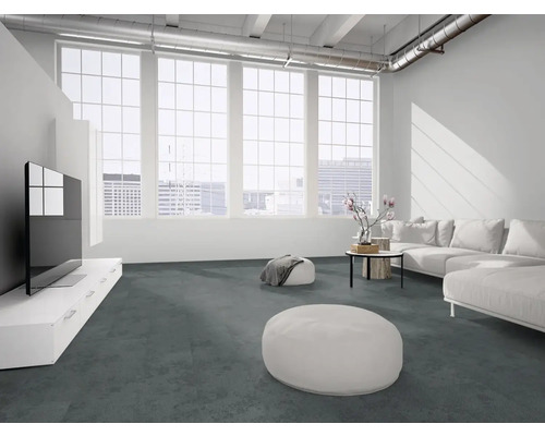 Modernes, helles Wohnzimmer im Loft-Stil mit dunkelgrauem Teppichboden, weißem Sofa, Poufs und großen Fenstern.