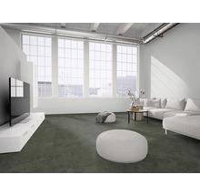 Modernes, helles Wohnzimmer im Loft-Stil mit dunklem Teppichboden, weißem Sofa und großen Fenstern mit Stadtblick.