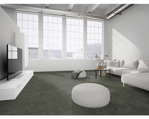 Modernes, helles Wohnzimmer im Loft-Stil mit dunklem Teppichboden, weißem Sofa und großen Fenstern mit Stadtblick.
