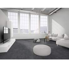 Modernes Wohnzimmer im Industriestil mit dunkelgrauem Teppichboden, weißem Sofa, TV-Unterschrank und großen Fenstern mit Stadtblick.