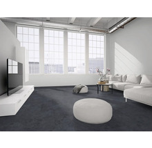 Modernes Wohnzimmer mit dunkelgrauem Teppichboden, weißem Ecksofa, weißem TV-Board und großen Fenstern mit Stadtblick.
