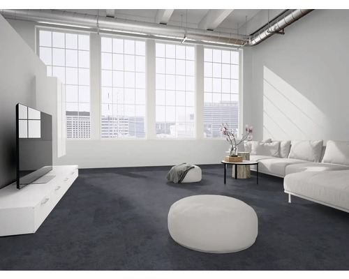 Modernes Wohnzimmer mit dunkelgrauem Teppichboden, weißem Ecksofa, weißem TV-Board und großen Fenstern mit Stadtblick.