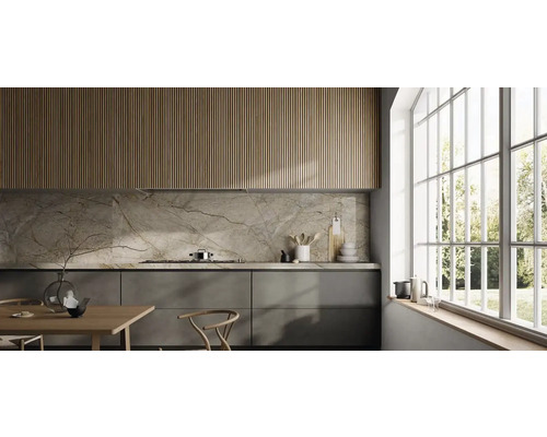 Moderne Küche mit Marmor-Arbeitsplatte, Holzschrank und großem Fenster