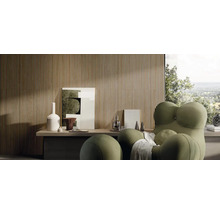 Wohnraum mit Holzpaneelwand, Sofa und Dekorationselementen.