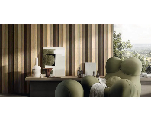 Wohnraum mit Holzpaneelwand, Sofa und Dekorationselementen.