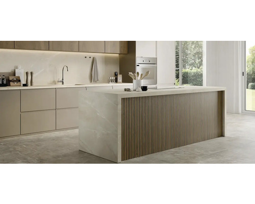 Moderne Küche mit Kochinsel und Einbauschränken