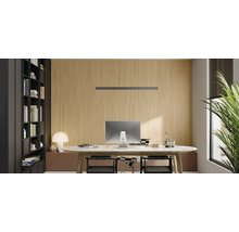 Helles Arbeitszimmer mit Schreibtisch, Stühlen und Bücherregal für ein organisiertes Ambiente