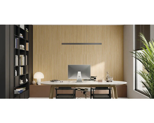 Helles Arbeitszimmer mit Schreibtisch, Stühlen und Bücherregal für ein organisiertes Ambiente