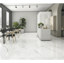 Heller Raum mit Marmorboden, Tischen, Stühlen und Pflanzen