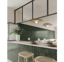 Wandfliesen in Dunkelgrün mit glänzender Oberfläche, vertikal verlegt an Küchentheke und Rückwand in einem modern gestalteten Essbereich.