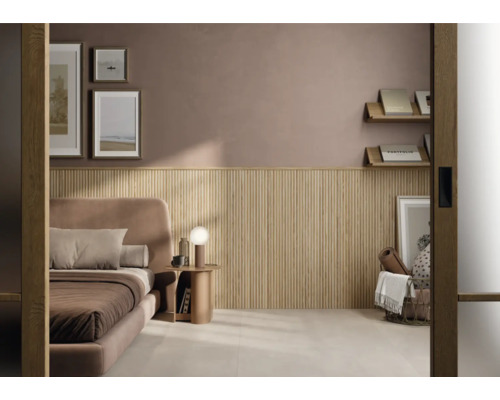 Schlafzimmer mit Wandverkleidung aus vertikalen Holzlamellen im unteren Wandbereich, gepolstertem Bett und Beistelltisch.