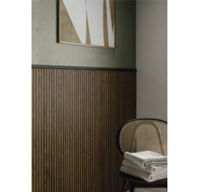 Akustikpaneele mit Holzlamellen und schwarzer Abschlussleiste an einer Wand in einem modern eingerichteten Raum.