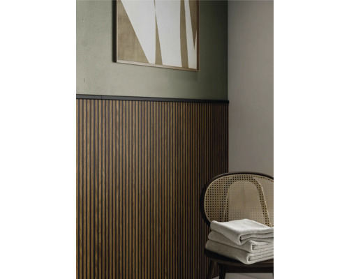 Akustikpaneele mit Holzlamellen und schwarzer Abschlussleiste an einer Wand in einem modern eingerichteten Raum.