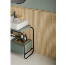 Modernes Bad mit weißem Aufsatzwaschbecken, grünem Unterschrank mit schwarzem Metallrahmen und Wandpaneelen aus Holzlamellen.