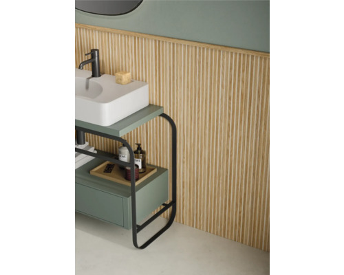 Modernes Bad mit weißem Aufsatzwaschbecken, grünem Unterschrank mit schwarzem Metallrahmen und Wandpaneelen aus Holzlamellen.