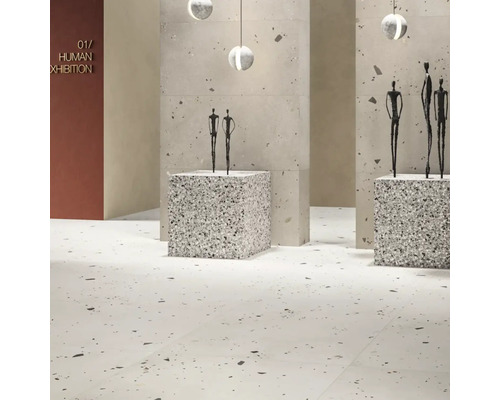 Moderner, heller Ausstellungsraum mit Bodenfliesen und Wandpaneelen in Terrazzo-Optik, quadratischen Sockeln und minimalistischen Skulpturen.