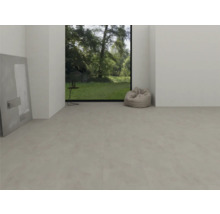 Moderner, heller Raum mit hellgrauem Vinylboden in Betonoptik, großem Fenster mit Blick in den Garten und einem Sitzsack.