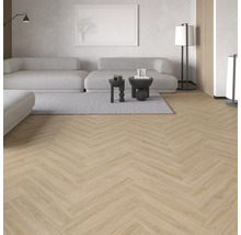Modernes Wohnzimmer mit hellem Bodenbelag in Fischgrätoptik, grauem Sofa, minimalistischen Möbeln und heller Dekoration.