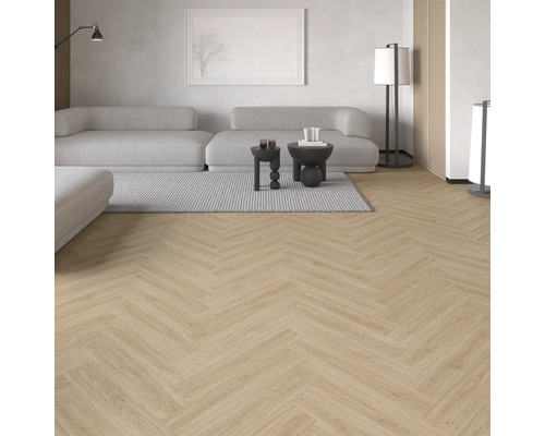 Modernes Wohnzimmer mit hellem Bodenbelag in Fischgrätoptik, grauem Sofa, minimalistischen Möbeln und heller Dekoration.
