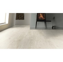 Heller Laminatboden in einem Wohnzimmer mit Kamin und Holzstapel