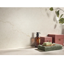Helle Wandfliese in Marmoroptik mit dezenter Maserung in einem Badezimmer mit Seifenspender, Handtuch und Aufbewahrungsboxen.