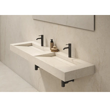 Modernes Doppelwaschbecken aus Stein mit zwei schwarzen Armaturen und wandhängender Montage im minimalistischen Badezimmer.