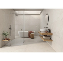 Modernes, helles Badezimmer mit Fliesen in Marmoroptik, begehbarer Dusche, freistehender Badewanne und hölzernem Waschtisch mit Aufsatzbecken.