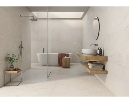 Modernes, helles Badezimmer mit Fliesen in Marmoroptik, begehbarer Dusche, freistehender Badewanne und hölzernem Waschtisch mit Aufsatzbecken.